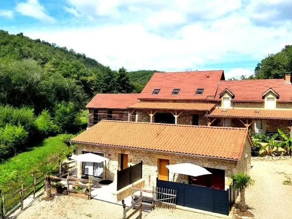 Superbe rénovation pour cette maison en pierre avec potentiel de revenus près de Beynac
