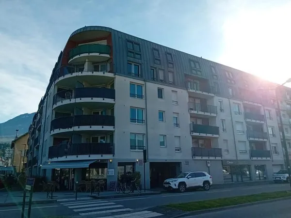 Appartement de 3 pièces avec cave et stationnement à proximité de la gare