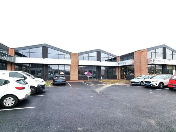 A louer Local commercial 150 m2 (sport, restaurant, boutiques, bureaux, cabinet médical..., nombreus