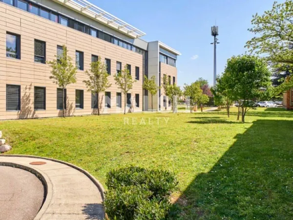 Local d'activité 1700 m²