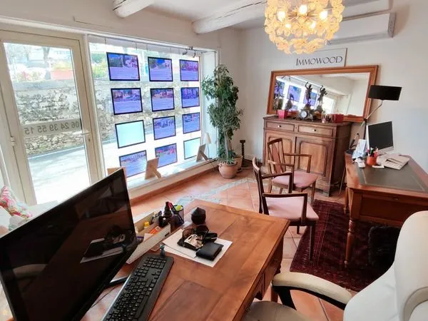 Saint paul en foret,beau local commercial avec vitrine en centre ville