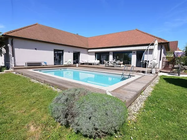 Villa moderne d'architecte avec maison d'amis et piscine dans un endroit calme, idéale comme résiden