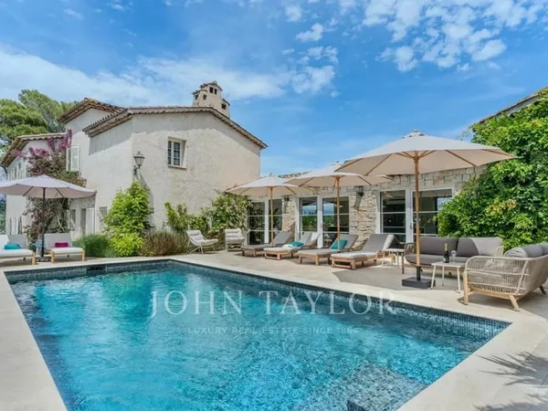 Belle villa provençale entièrement rénovée à louer à pied du village de Valbonne