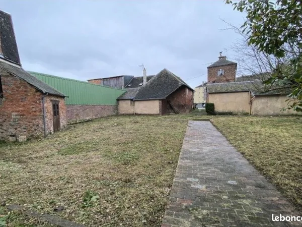 Terrain à louer au centre de Vimoutiers avec garage et cabane