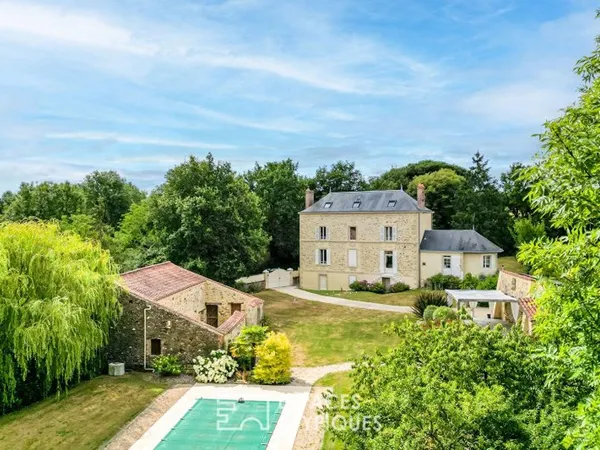 Demeure bourgeoise avec piscine dans un environnement bucolique