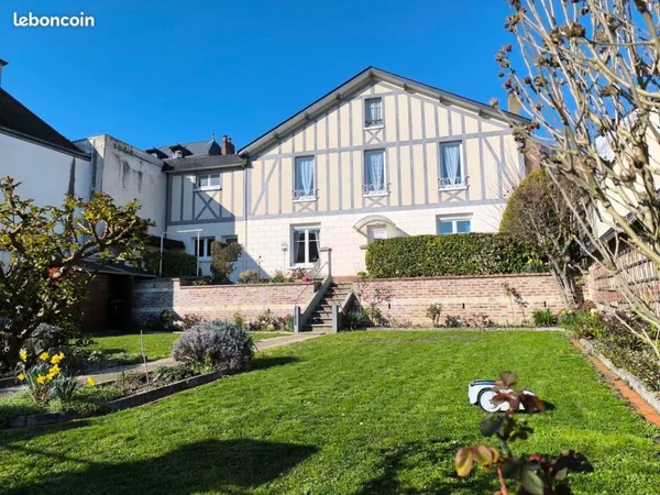 Belle maison familiale avec jardin et garages
