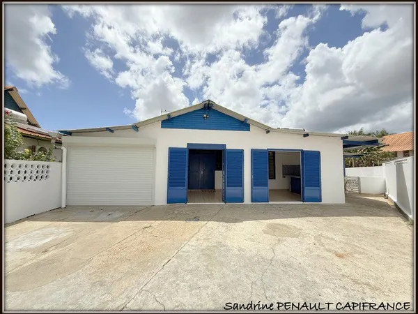 A VENDRE A KOUROU (GUYANE FRANCAISE) UN IMMEUBLE DE RAPPORT DE 95m² AVEC DEUX APPARTEMENTS T2 DE 37m