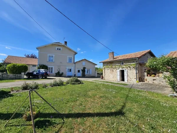 Charmante maison de 3 chambres avec dépendance pour les invités, cottage à rénover et caractéristiqu