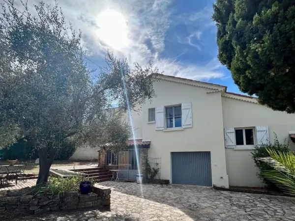 En exclusivité belle maison au calme sur un beau terrain arboré avec piscine et garages