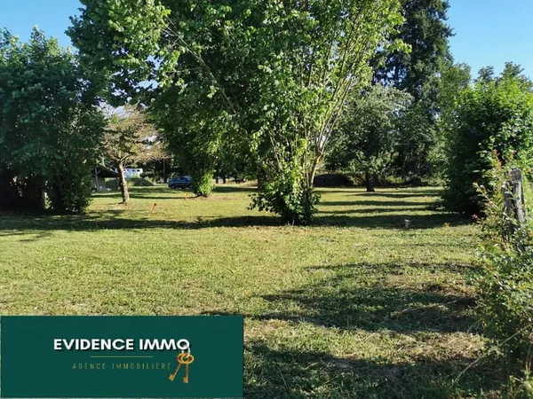 Beau terrain plat constructible de 860 m2