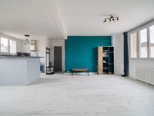 Appartement rénové de 61 m² avec grande pièce de vie
