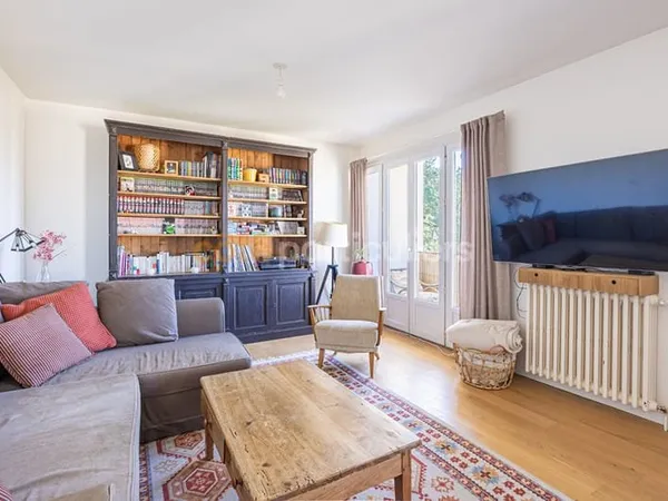 SAINT-SEBASTIEN-SUR-LOIRE -- APPARTEMENT RENOVÉ T3 -- 70 M2 -- DEUX CHAMBRES -- BALCON -- CAVE -- ST