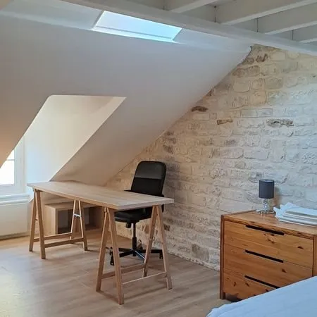 Studio lumineux - Dernier étage - au calme - refait à neuf - centre-ville