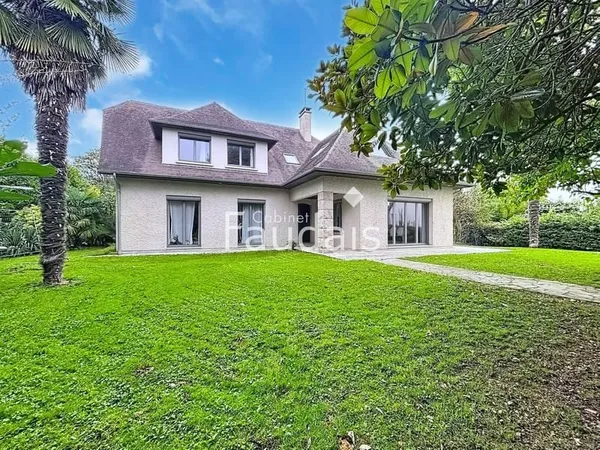 Maison familiale avec piscine et spa Agneaux, à 700 m de L