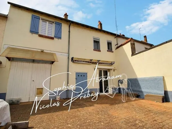 Maison en pierres avec cour close de murs et dépendances