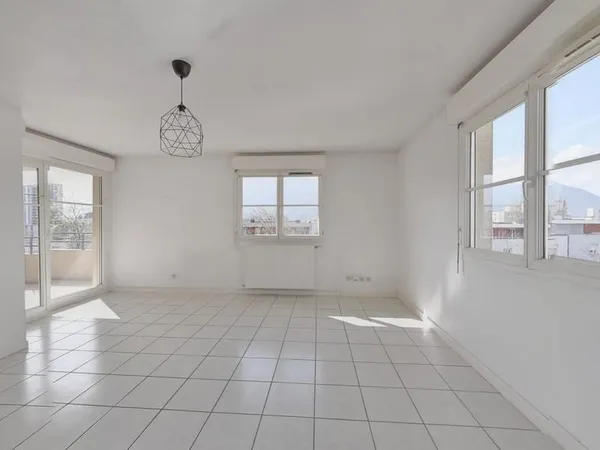 VASTE 4 PIÈCES + CUISINE DE 82M2 TRAVERSANT EN ÉTAGE ÉLEVÉ G