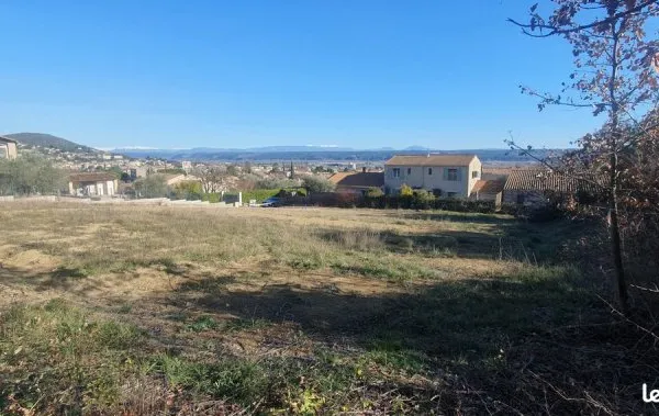 Terrain avec vue 677m² Viabilisé. Les Varzelles