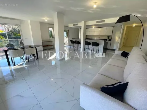Dans un immeuble neuf, à vendre vaste trois pièces avec belle vue dégagée, terrasse et jardin
