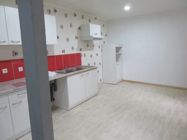 Immeuble de 4 logements, un local commercial et un garage en