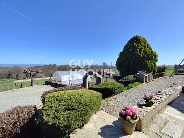 Maison Bussy Albieux de plain pied sur un terrain arboré de 2849 m²