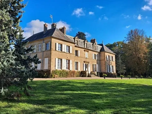 Château avec 3 maisons, dépendances et 53 ha