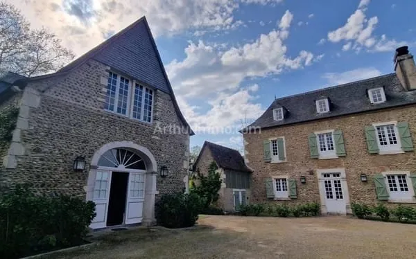PROPRIÉTÉ AVEC PISCINE, DÉPENDANCE ET GARAGE
