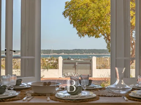 «VILLA DU CENTRE» EN PREMIÈRE LIGNE, AU COEUR DU CAP FERRET - CAPACITÉ 16 PERSONNES