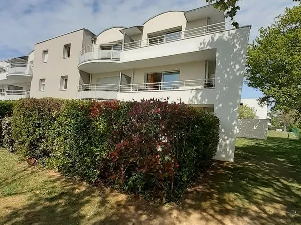 Vends appartement 3 pièces, Auray (56), parkings, cave