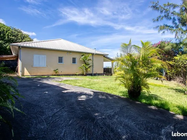 Villa F5 de plain pied avec terrain plat de 1055m² et vue mer