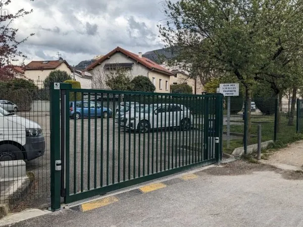 Parking extérieur résidence sécurisée