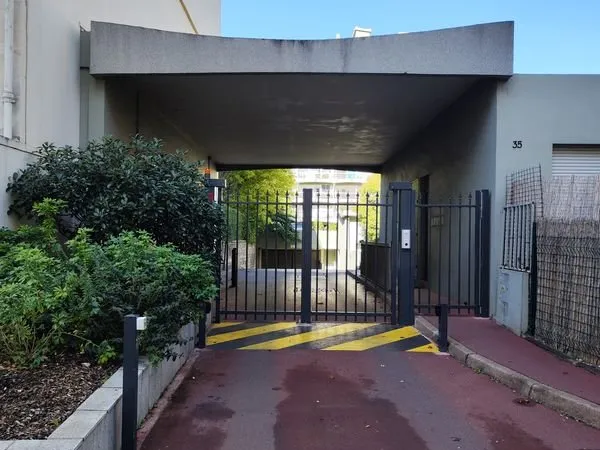 Place de parking couverte - Courbevoie