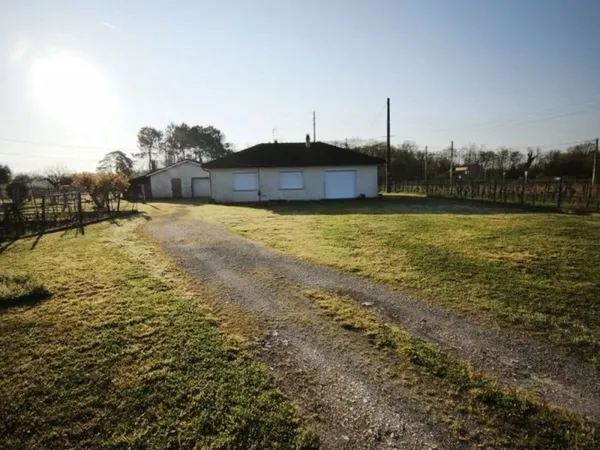 Maison individuelle de plain pied avec grand garage +terrain