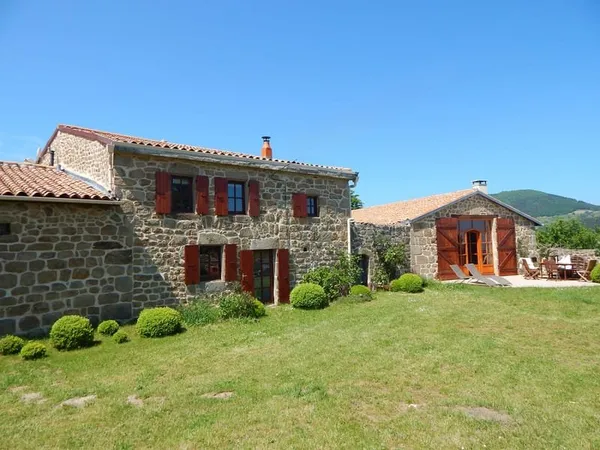 Bâtisse en pierre avec 4.1ha 326 m2