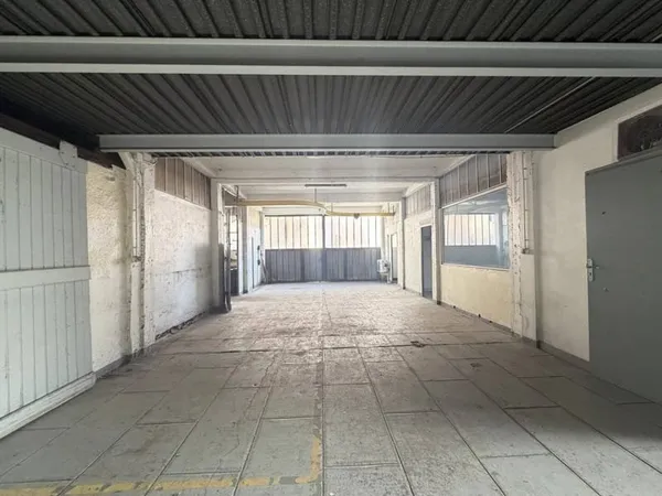 Entrepôt 898 m²