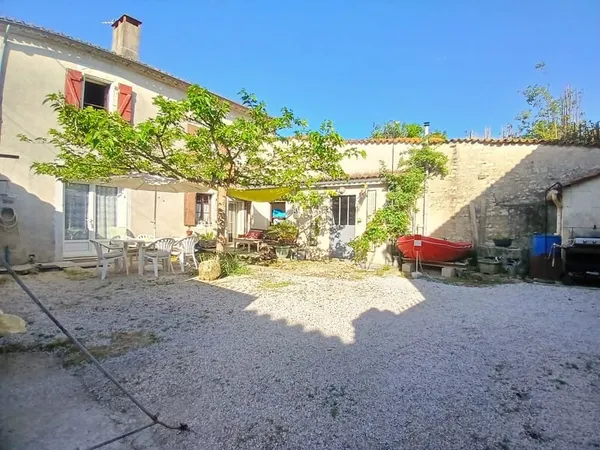 Maison en pierre avec cour fermée, dépendances et grange