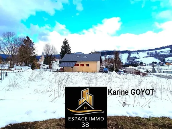 Beau terrain plat avec réseaux en bordure ,situé à Corrençon en