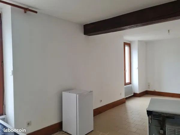 APPARTEMENT 1er ETAGE DANS LE BAS BOURG DE VALENCAY 36