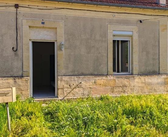 MAISON EN PIERRE de PLAIN PIED avec 2 CHAMBRES, JARDIN et PLACE DE STATIONNEMENT, à 5 minutes à pied