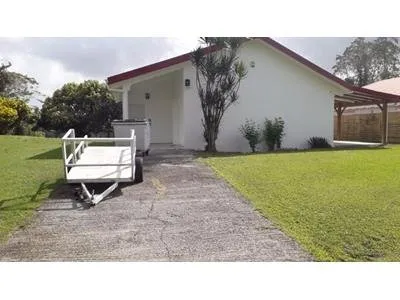 Location agréable villa de 4 pièces ( 2 chambres) dans un cadre arboré