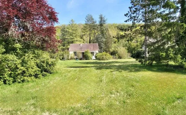 Maison sur 4 868 m² de terrain avec dépendance