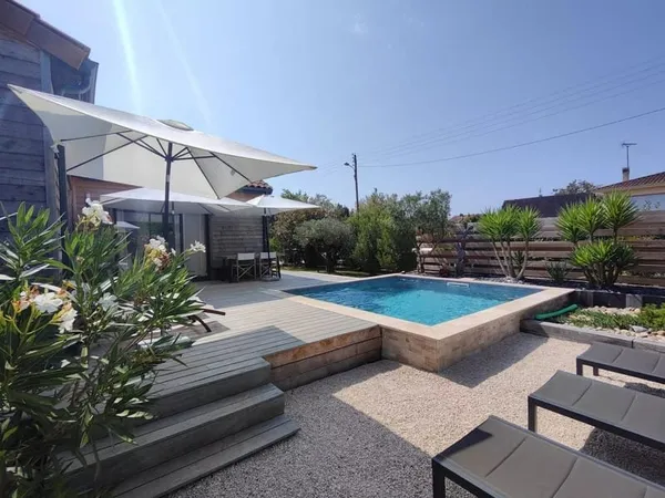 Belle maison bio de plain-pied en bois avec piscine et jardin