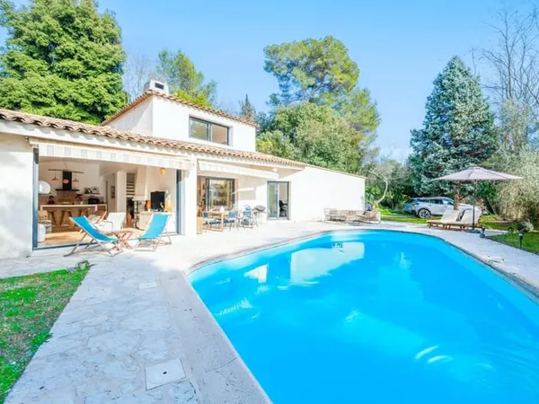 VILLA ENSOLEILLÉE AVEC PISCINE - 150 M2