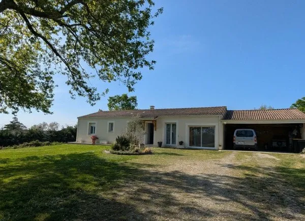 Maison traditionnelle de plain pied. 3 chambres, terrain clos, piscine