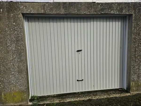 GARAGE DISPONIBLE !