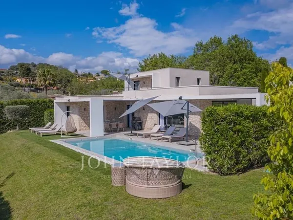 Belle villa contemporaine à louer à Mougins