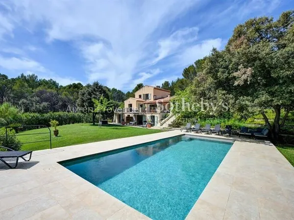 Maison 10 pièces 300 m²