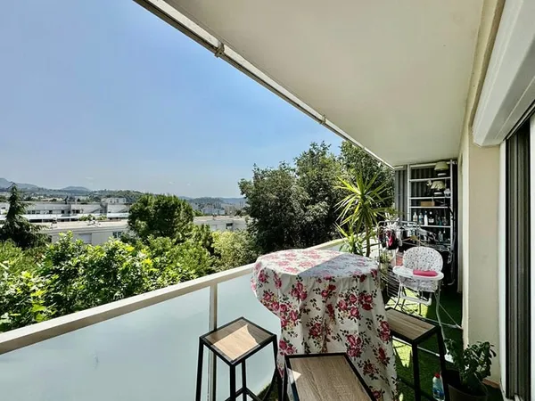 Les Faïenciers 13011 Appartement type 3 avec terrasse et cave