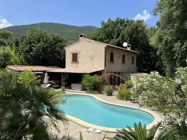 VILLA PROVENCALE AVEC PISCINE - JARDIN 2020 m2 -