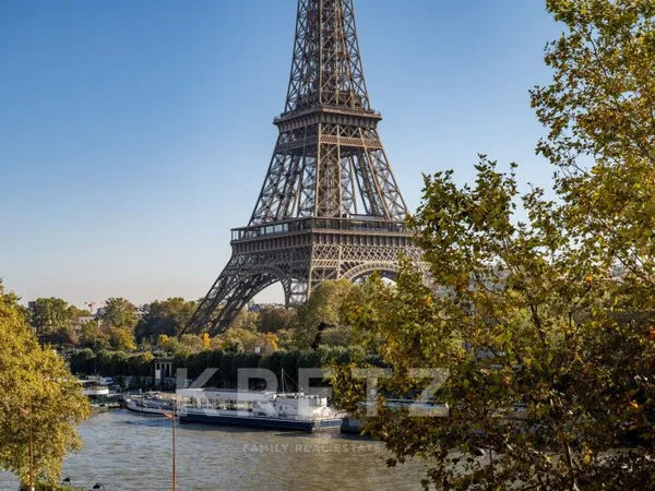 Appartement de réception rénové avec vue sur la Tour Eiffel