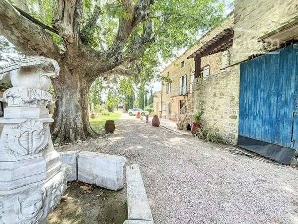 Splendide bâtisse en pierre de 312 m² au cœur de la campagne de Pernes-les-Fontaines